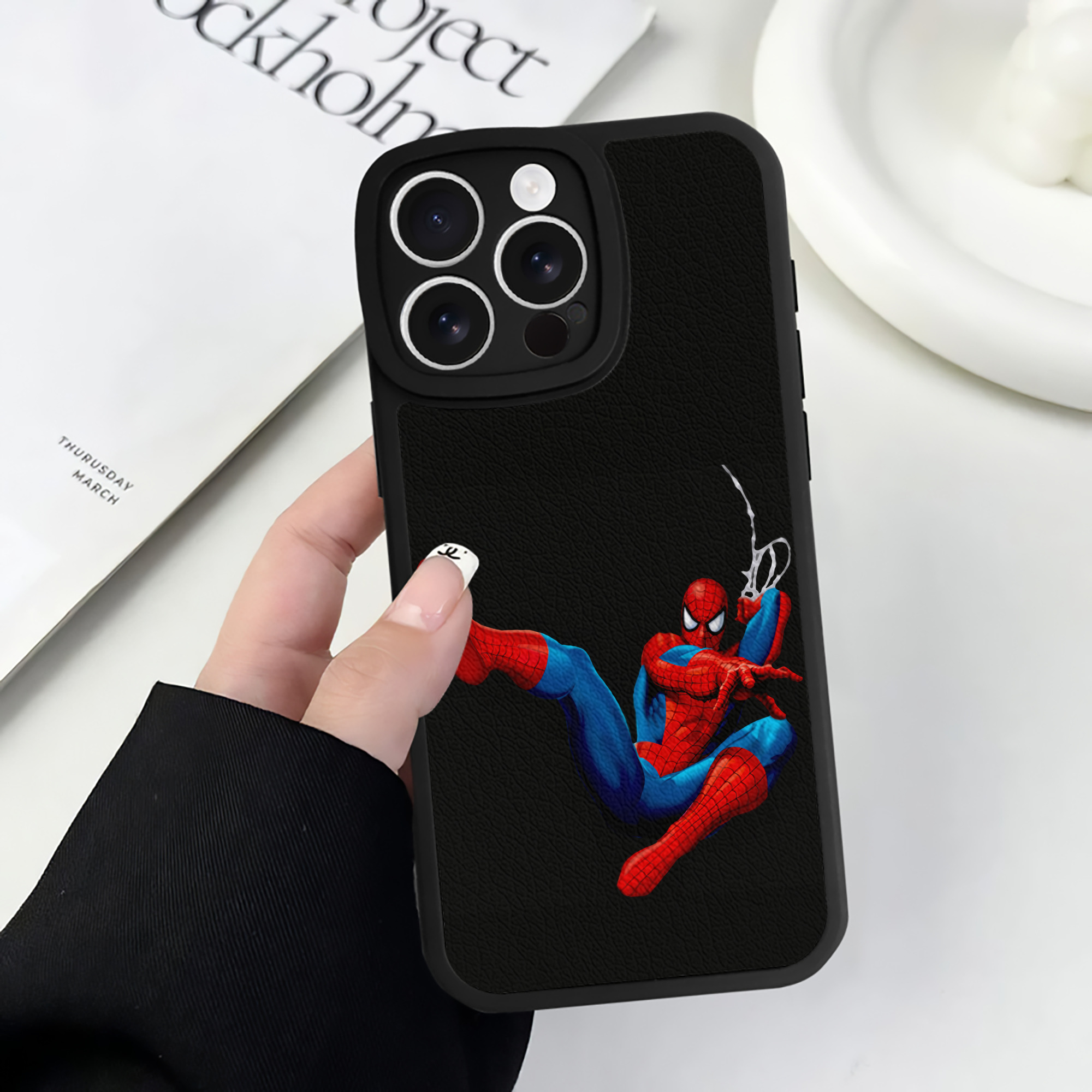 Spider Man スパイダーマン 【iPhone 16シリーズ対応】シリコンスマホケース（レザー調） 材質：シリコン
